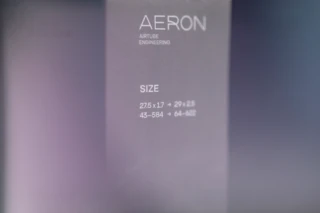 Zu sehen ist eine Aeron Verpackung mit Größenangabe.